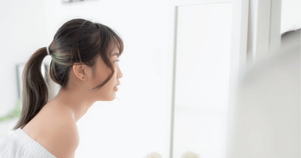 セルフモニタリング　鏡を見ている女性